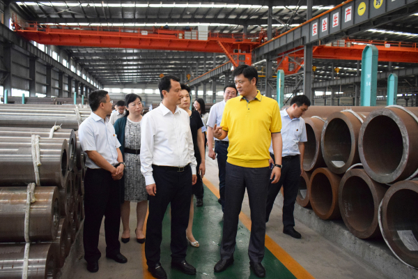 6月22日，團省委書記王偉一行來到江都區(qū)，專題調(diào)研我區(qū)企業(yè)家創(chuàng)新創(chuàng)業(yè)情況。區(qū)委副書記、區(qū)政協(xié)主席曾慶玲等陪同調(diào)研。當天下午，王偉一行來到龍川鋼管，受到了公司馬自強董事長的熱情接待。   △馬董事長向王偉書記一行介紹公司產(chǎn)品   在馬董事長的陪同下，王偉一行實地參觀了美鋼管業(yè)物流中心、六分廠大口徑高合金無縫鋼管生產(chǎn)線，了解了公司發(fā)展歷程、企業(yè)規(guī)模、產(chǎn)品結(jié)構(gòu)及在創(chuàng)新創(chuàng)業(yè)方面取得的成果，向馬董事長征求了對共青團服務青年創(chuàng)新創(chuàng)業(yè)工作的意見和建議，勉勵企業(yè)家搶抓新一輪產(chǎn)業(yè)變革的機遇，銳意創(chuàng)新、潛心實干，進一步做大做強，并要求各級團組織更好地服務企業(yè)家，助力企業(yè)轉(zhuǎn)型升級。  △王偉書記一行參觀六分廠大口徑高合金無縫鋼管生產(chǎn)線