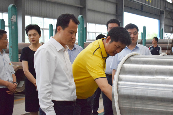6月22日，團省委書記王偉一行來到江都區(qū)，專題調(diào)研我區(qū)企業(yè)家創(chuàng)新創(chuàng)業(yè)情況。區(qū)委副書記、區(qū)政協(xié)主席曾慶玲等陪同調(diào)研。當天下午，王偉一行來到龍川鋼管，受到了公司馬自強董事長的熱情接待。   △馬董事長向王偉書記一行介紹公司產(chǎn)品   在馬董事長的陪同下，王偉一行實地參觀了美鋼管業(yè)物流中心、六分廠大口徑高合金無縫鋼管生產(chǎn)線，了解了公司發(fā)展歷程、企業(yè)規(guī)模、產(chǎn)品結(jié)構(gòu)及在創(chuàng)新創(chuàng)業(yè)方面取得的成果，向馬董事長征求了對共青團服務青年創(chuàng)新創(chuàng)業(yè)工作的意見和建議，勉勵企業(yè)家搶抓新一輪產(chǎn)業(yè)變革的機遇，銳意創(chuàng)新、潛心實干，進一步做大做強，并要求各級團組織更好地服務企業(yè)家，助力企業(yè)轉(zhuǎn)型升級。  △王偉書記一行參觀六分廠大口徑高合金無縫鋼管生產(chǎn)線